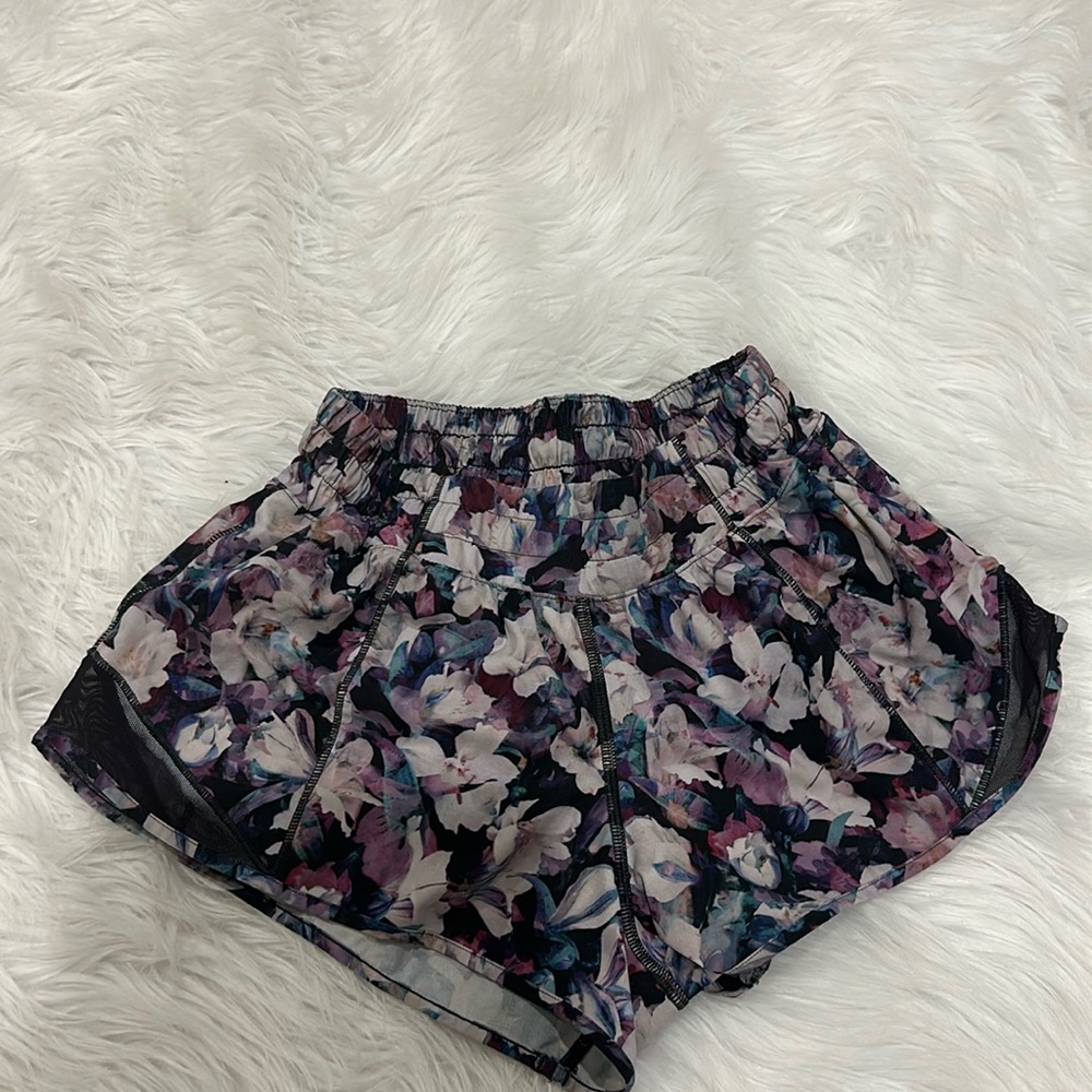 Lululemon Hotty hot shorts size 4, low rise, 2.5 inch inseam.